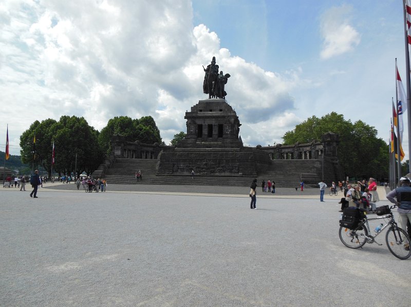 deutsches eck.jpg - Deutsches Eck, de hoek waar Rijn en Moezel samenkomen in Koblenz. Het monument is voor keizer Wilhelm 1, de eerste keizer van Duitsland.